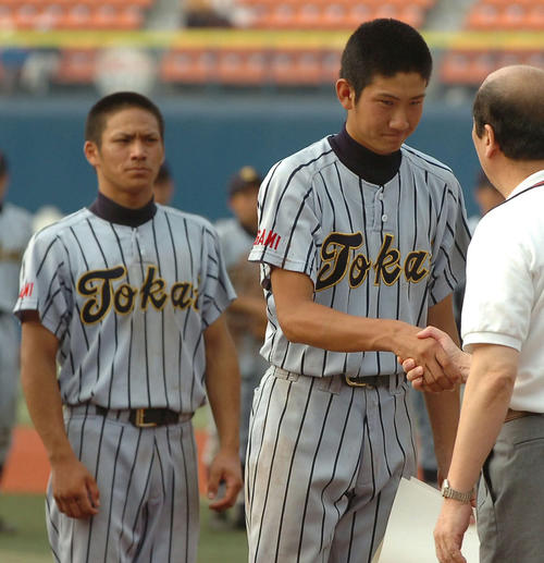 07年７月、東海大相模・菅野（右）は準優勝の表彰を受け取る。後方は田中