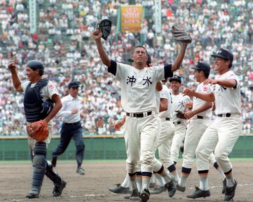 ９１年夏の甲子園、準決勝の鹿児島実戦で一打逆転サヨナラのピンチを脱しガッツポーズする大野