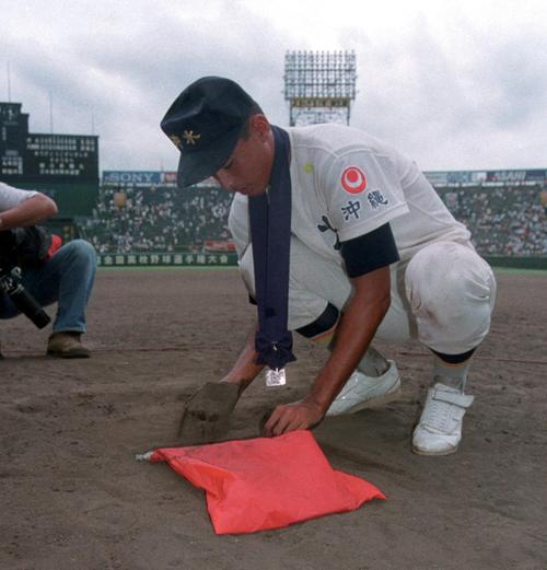 ９１年夏の甲子園で準優勝に終わり、マウンドの砂を袋に詰める大野