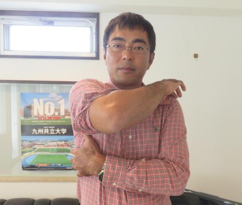 高校時代に受けた右ひじの手術跡を見せる大野倫さん
