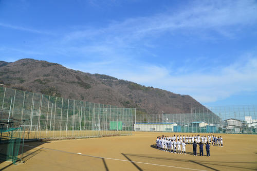 西山のふもとで練習に励む池田ナイン