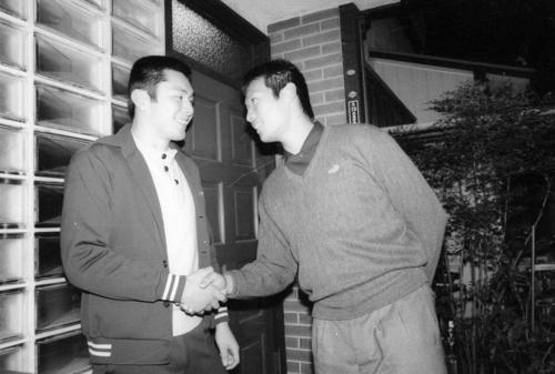 ８２年１２月、上京した池田・畠山（右）は早実・荒木の自宅を訪れ、互いにプロでの健闘を誓い合った
