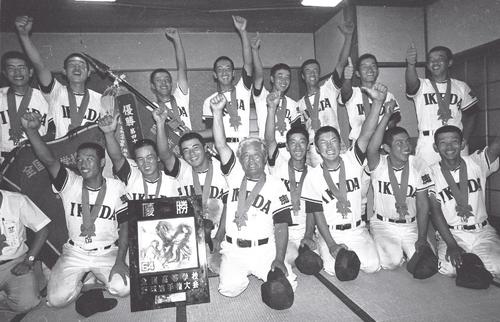 ８２年夏の甲子園で優勝し宿舎の網引旅館でガッツポーズする蔦監督（前列中央）、畠山（同左端）ら池田ナイン
