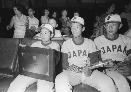 ７６年９月、リトルリーグ世界選手権で優勝し帰国した、左から崎山泰三主将、津村潔投手、荒木大輔投手