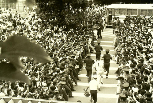 ８２年８月、警備員によって花道がつくられ、警備員にガードされながらバスへと走る早実・荒木