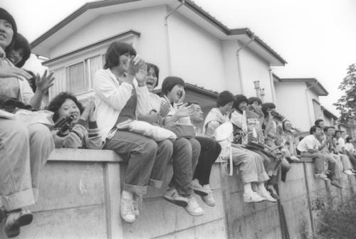 ８０年９月、スタンドのない早実グラウンドで荒木見たさの女の子たちは、塀やゴミ箱によじ上る