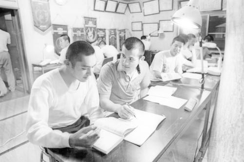 ８１年７月、期末試験に備え夜は猛勉強に励む早実ナイン。左から荒木（２年）、芳賀（３年）