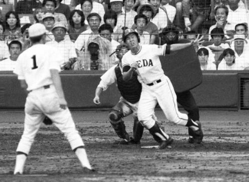 ８２年夏の甲子園準々決勝　６回裏、早実・荒木（手前）から特大の２点本塁打を放つ池田・水野