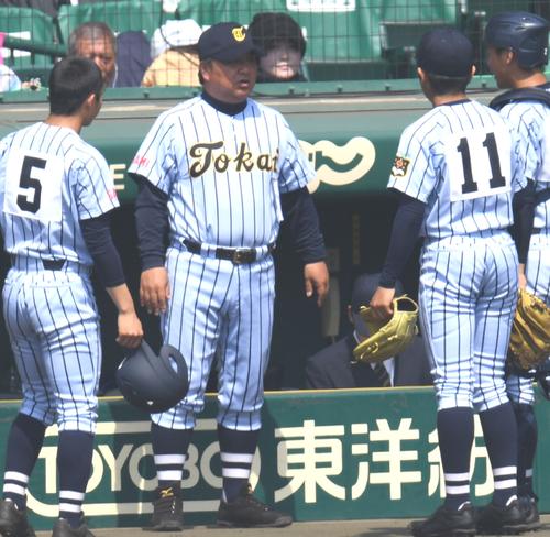 智弁和歌山対東海大相模 選手を迎える東海大相模・門馬監督(撮影・奥田泰也)