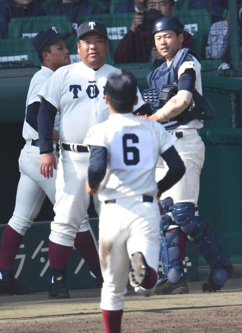 三重対大阪桐蔭 3回根尾(手前)を迎える西谷監督(後方中央)(撮影・奥田泰也)