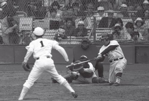 ７９年選抜高校野球、浪商の香川は森投手の外角低めをバックスクリーンに打ち込む