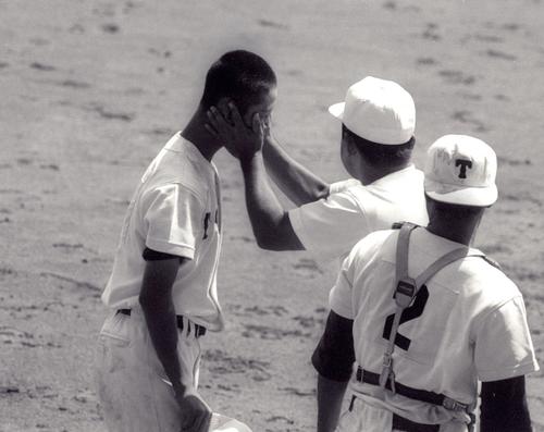 １９７７年夏の甲子園決勝、１回の投球を終えた東邦・坂本佳一（左）をベンチで迎える阪口慶三監督