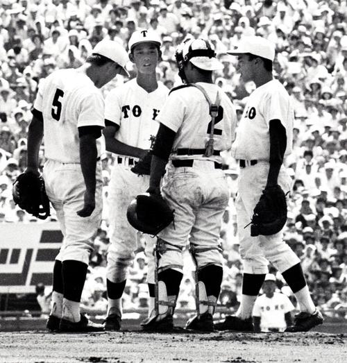 １９７７年夏の甲子園決勝、マウンドに集まる東邦のメンバー