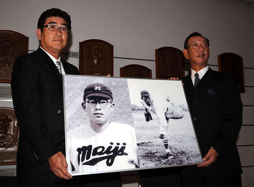 ２００８年１月、嶋清一氏の野球殿堂入りが発表され、パネルを手にする山本浩二氏（左）と堀内恒夫氏