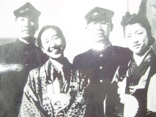 ４３年に撮影された、左から古角俊郎、丸山直廣氏の繁代夫人、嶋清一、嶋の夫人