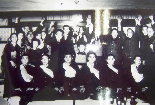 １９４３年１１月２０日に撮影された「出陣学徒壮行会」の写真、最前列左から２人目が嶋
