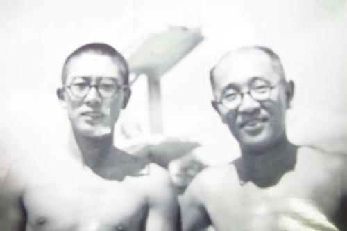 嶋（左）と海草中野球部生みの親、丸山直広氏（提供写真）