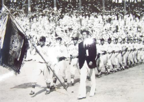 １９３９年夏に初の全国制覇を果たし、嶋主将（左）を先頭に場内を行進する海草中ナイン