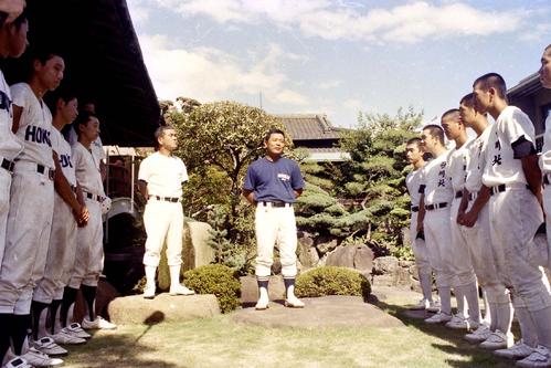 １９９４年夏の甲子園、宿舎が同じ北海ナイン（左）と砂川北ナインが対決前日に合同出陣式を行った