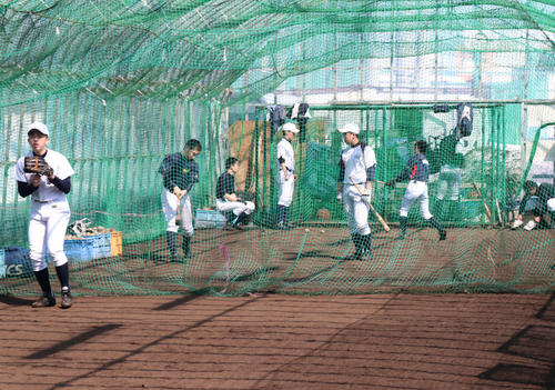 ３月、室内練習場で練習に励む旭川東ナイン