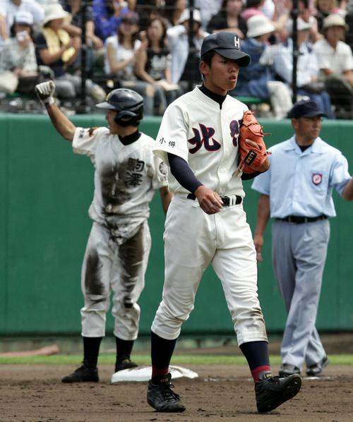 ０６年７月、北照―駒大苫小牧戦の５回、山口（後方）に適時打を浴びた北照・植村