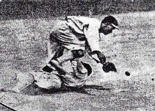 １９１５年８月、延長１３回裏京都二中１死二塁、一塁信太貞（上）が二塁からの送球を捕球する場面（河北新報社「日本の野球発達史」提供）