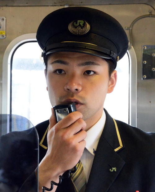 ＪＲ秋田で車掌として勤務する山田一貴