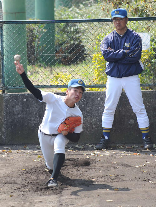 ３月、聖光学院・上石智也（左）の投球を見つめる斎藤智也監督