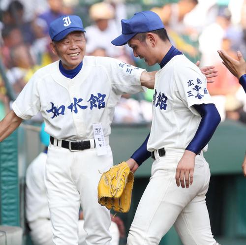 １１年８月、好投の浜田を迎える如水館・迫田監督