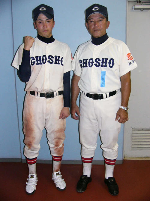 ０８年７月、勝浦若潮戦後、斉藤俊之監督（右）と之将右翼手