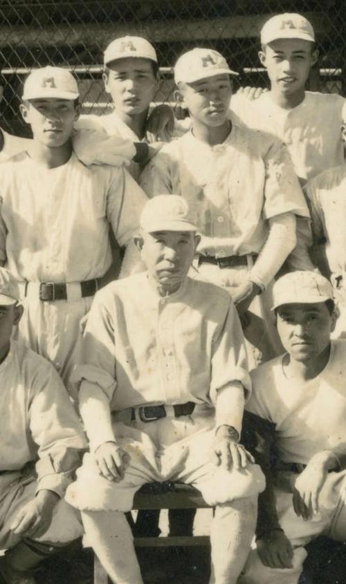 ５０年６月、ノックを行った飛田穂洲（前列）を囲む水戸一ナイン。後列右から２人目が小田部龍雄氏（小田部氏提供）