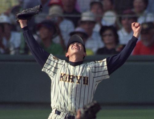優勝が決まりマウンド上で両手を突き上げる桐生第一・正田