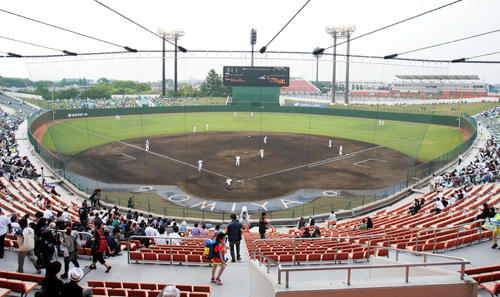 両翼９９メートル、中堅１２２メートルと全国でも屈指の広さの県営大宮公園球場