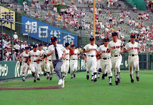 ８８年８月、佐賀商に勝利し喜ぶ浦和市立ナイン