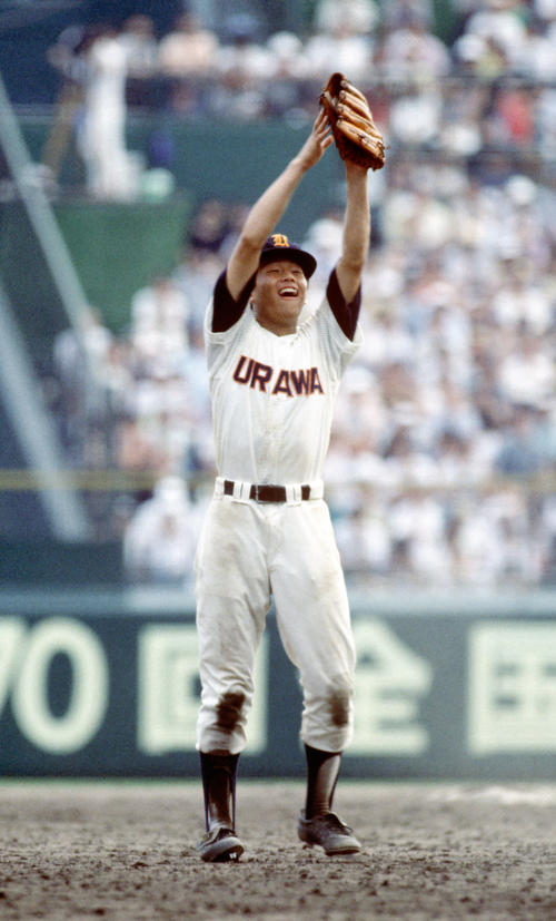 ８８年８月、準々決勝の宇部商戦で最後の打者を投飛に打ち取り喜ぶ浦和市立・星野