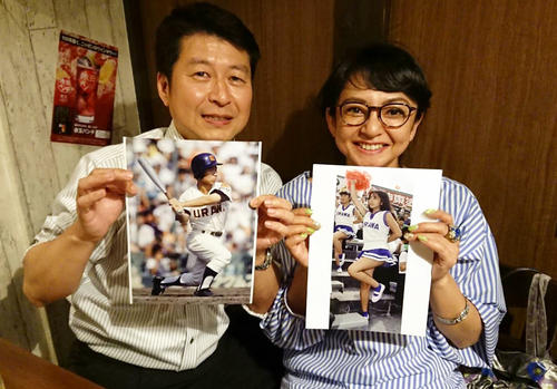 ３０年前の写真とともに納まる阿久津和彦さん（左）と町亜聖