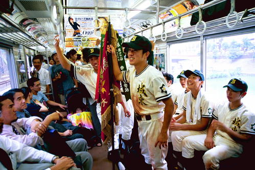 ０１年７月、甲子園出場を決めた城東ナインは茶川主将が優勝旗を持ちＪＲ総武線で学校のある亀戸に向かう