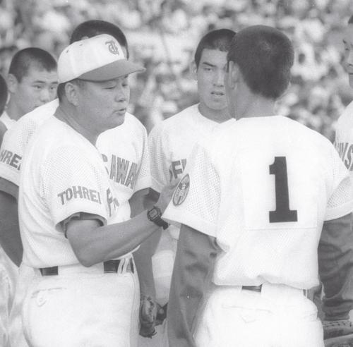 ８５年８月、第６７回全国高校野球　エース大立を励ます藤嶺藤沢・木本芳雄監督（左）