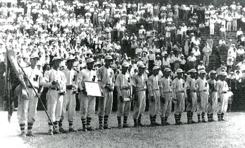 １９５１年、神奈川を制し甲子園初出場を決めた希望ケ丘ナイン（同校野球部創部１００周年記念史より）