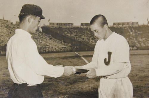 ５１年８月、甲子園球場でホームラン賞の盾を授与された内野雅史外野手（右）（内野氏提供）