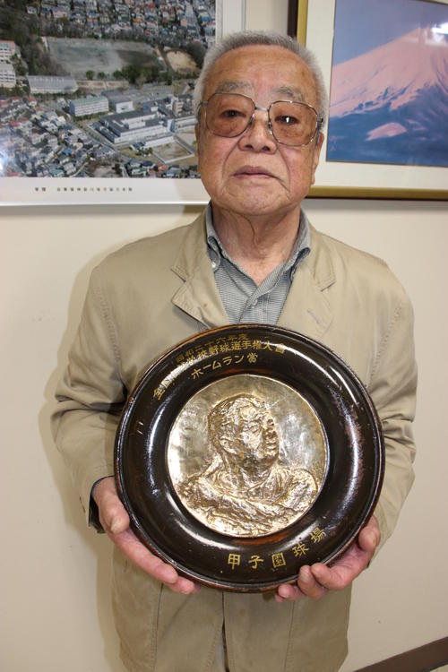 ホームラン賞の盾を手にする内野雅史氏