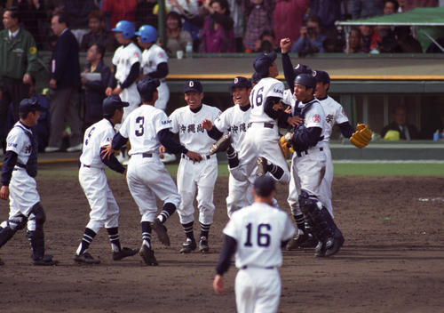 ９９年４月、センバツを制しマウンドで喜びを爆発させる沖縄尚学ナイン