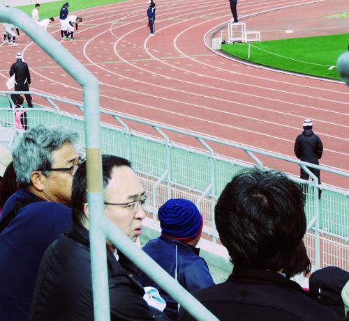 １６年１月、巨人堤ＧＭ（左から２人目）も観戦し行われた沖縄県高校野球部対抗競技大会の１００メートル走