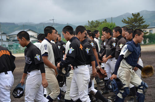 １２年５月３日、「クロスロードｉｎ鳥栖」で対戦した鳥栖と八重山商工の選手たち（朝日新聞）