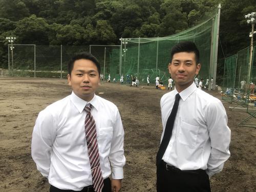 大島高時代にセンバツに出場した重原（右）と泊が教育実習生として母校のグラウンドに姿を見せた（撮影・浦田由紀夫）