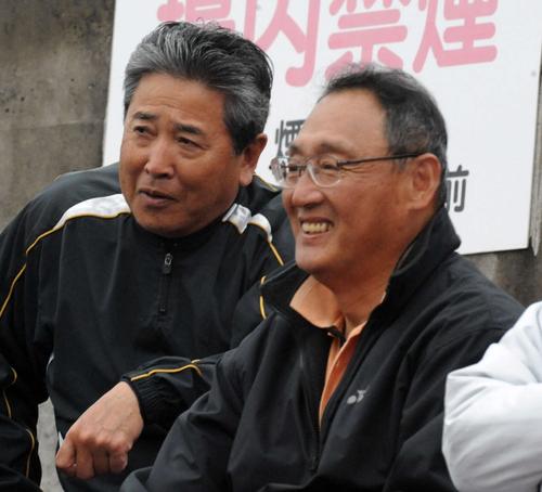 １６年４月、常葉学園橘－静岡商戦を見守る新浦氏（右）と藤波氏