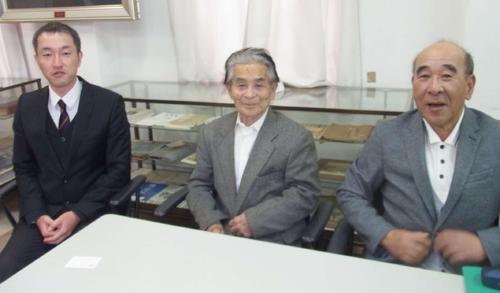 「和歌山中、桐蔭の歴史を伝えていくのは使命」と語る桐蔭の左から大松野球部長、松嶋元監督、新島ＯＢ会長（撮影・堀まどか）