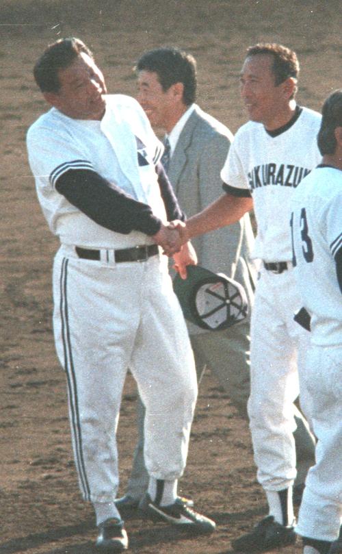 ９６年、桜塚対大院大高ＯＢ親善試合で握手を交わす江夏氏（左）と奥田氏