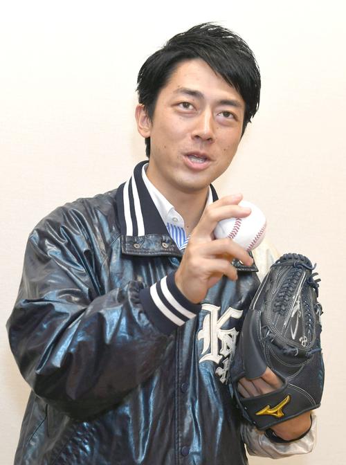 高校時代のウインドブレーカーを着て、笑顔を見せる小泉進次郎議員(撮影・酒井清司)