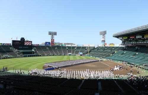 第１００回全国高校野球選手権記念大会・開会式予行　青空の下に並ぶ５６校（撮影・白石智彦）